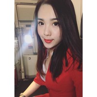 Tarif terjangkau dengan pemandangan luar biasa, apa lagi yang Anda butuhkan?, tulisnya dengan menyertakan dua foto pramugari AirAsia. Foto: Instagram @mabel_goo