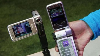 Foto yang diambil pada 9 Januari 2007 ini memunculkan Nokia N93i, ponsel berkamera 3,2 megapixel dengan 3x optical zoom. Video pun bisa diambil dengan 30 fps. (Foto: Ethan Miller/Getty Images)