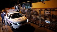 Konsulat Saudi sebelumnya menyebut Khashoggi telah keluar dari gedung itu. Namun otoritas Turki dan tunangan Khashoggi menegaskan dia masih ada di dalam konsulat. Sumber-sumber pemerintahan Turki menyebut Khashoggi dibunuh di Konsulat Saudi. Tuduhan itu dibantah keras oleh Saudi. REUTERS/Murad Sezer.