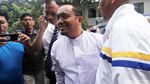 Diperiksa Kasus Hoax Ratna, Dahnil Anzar Pose Dua Jari