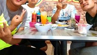 Menyantap bakmi dengan teman-teman memang paling seru, apalagi sekalian ngobrol. Tapi kalau begini Benny tak terlihat seperti polisi ya. Foto: instagram benny_widjaya