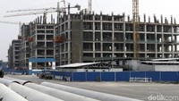 Di antara 14 tower yang sudah mulai kelihatan bentuknya itu, para pekerja tampak sibuk dengan pekerjaannya.