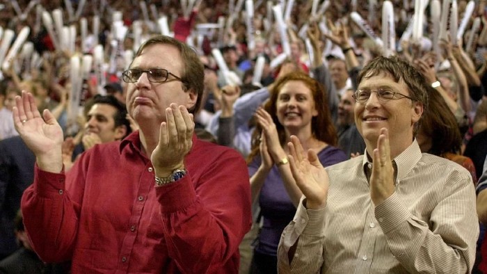 Paul Allen (kiri) memiliki kesamaan dengan Bill Gates, yaitu gemar memberikan sedekah. Foto: Reuters Paul Allen (kiri) memiliki kesamaan dengan Bill Gates, yaitu gemar memberikan sedekah. Foto: Reuters