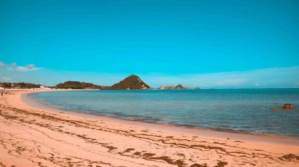 Mandalika merupakan salah satu wilayah di Kabupaten Lombok Tengah yang memiliki pemandangan pantai eksotis. Salah satu pantainya, yakni Kuta Mandalika yang menawarkan pemandangan yang eksotis. Pemerintah juga telah membangun sirkuit untuk gelaran World Superbike dan MotoGP. Khairulleon/dTraveler Mandalika merupakan salah satu wilayah di Kabupaten Lombok Tengah yang memiliki pemandangan pantai eksotis. Salah satu pantainya, yakni Kuta Mandalika yang menawarkan pemandangan yang eksotis. Pemerintah juga telah membangun sirkuit untuk gelaran World Superbike dan MotoGP. Khairulleon/dTraveler