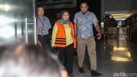 Neneng keluar gedung KPK pukul 19.45 WIB.