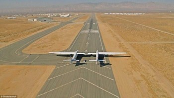 Berdasarkan rentang sayap, Stratolaunch merupakan pesawat terbesar sejagat, ditenagai 6 mesin yang sejenis dengan milik Boeing 747. Foto: Stratolaunch