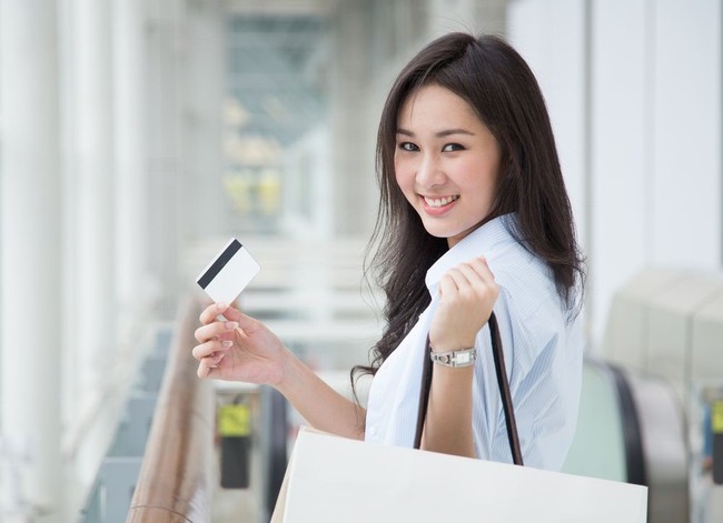 6. Suasana RelaxSituasi ini pun perlu diwaspadai. Yakni situasi toko dengan musik menenangkan, interior cantik dan hangat, serta aroma homey. Karena suasana relaks bisa membuat orang membeli lebih banyak. Salah satu cara menghindari terpengaruh siatuasi ini adalah dengan memastikan diri sudah kenyang sebelum belanja dan mendengarkan earphone yang memainkan musik.Foto: shutterstock