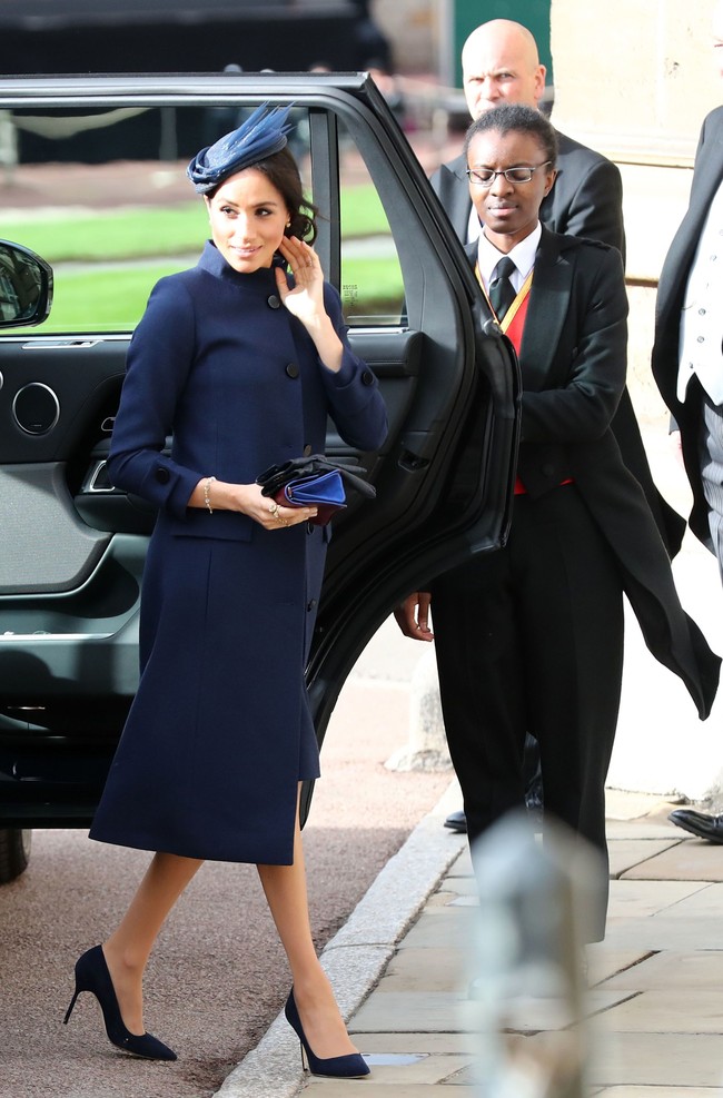 Di pernikahan Putri Eugenie, Meghan Markle tampil dengan coat struktural bersiluet A-line dari Givenchy yang menutupi lekuk tubuhnya. Penampilan ini membuat rumor kehamilan Meghan semakin menjadi-jadi, sebelum akhirnya diumumkan secara resmi oleh kerajaan. Foto: Chris Jackson/Getty Images