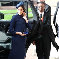 Di pernikahan Putri Eugenie, Meghan Markle tampil dengan coat struktural bersiluet A-line dari Givenchy yang menutupi lekuk tubuhnya. Penampilan ini membuat rumor kehamilan Meghan semakin menjadi-jadi, sebelum akhirnya diumumkan secara resmi oleh kerajaan. Foto: Chris Jackson/Getty Images