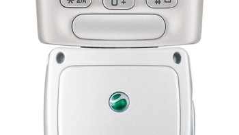 Sony Ericsson T310, yang dirilis pada tahun 2003, bisa ditambahkan perangkat khusus agar dapat memotret. (Foto: Sony Ericsson/Getty Images)