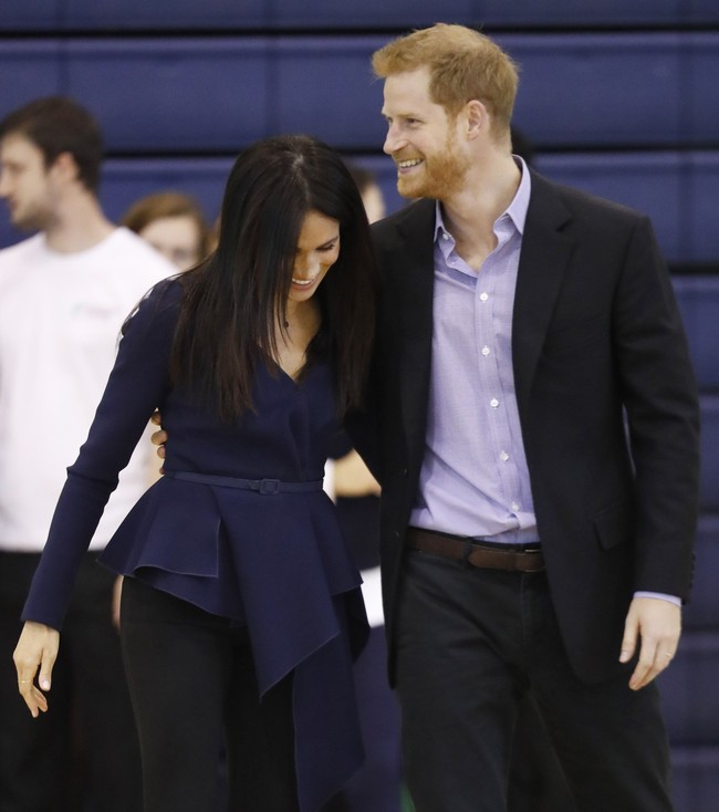 Di bulan September lalu, Meghan menghadiri Coach Core Awards di Loughborough, Inggris. Penampilannya tampil chic dengan atasan model peplum bergaris asimetris. Garis potongan di pinggang menjadi pilihan cerdas untuk menutupi bentuk perut yang membesar. Foto: Chris Jackson/Getty Images