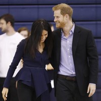 Di bulan September lalu, Meghan menghadiri Coach Core Awards di Loughborough, Inggris. Penampilannya tampil chic dengan atasan model peplum bergaris asimetris. Garis potongan di pinggang menjadi pilihan cerdas untuk menutupi bentuk perut yang membesar. Foto: Chris Jackson/Getty Images