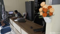 Sebelumnya, KPK menetapkan 9 orang tersangka yang diduga terkait kasus perizinan proyek pembangunan Meikarta di Kabupaten Bekasi yang salah satunya Bupati Bekasi dan Kadis Penanaman Modal dan Pelayanan Perizinan Terpadu Kabupaten Bekasi, Dewi Tisnawati.