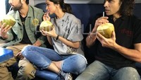 Setelahnya ia dikabarkan sempat menjalin hubungan dengan Deepika. Begini kedekatannya kala masih bersama. Mereka terlihat meminum kelapa muda bersama di dalam kereta. Foto: pinkvilla