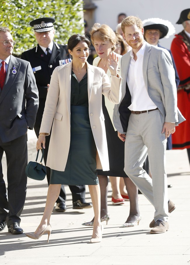 Meghan tampil dengan kemeja hijau dan rok pensil di awal bulan ini yang sangat mungkin menampakkan bentuk perutnya. Namun pilihan rok berbahan kulit yang kaku menyamarkan tampilan perut. Meghan juga menambahkan coat panjang untuk menutupinya. Foto: Chris Jackson/Getty Images