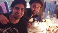 Ini dia sahabat karib Ranbir. Ya, Ayan Mukherjee! Ini momen makan bersama mereka dua tahun yang lalu. Foto: wwgossip