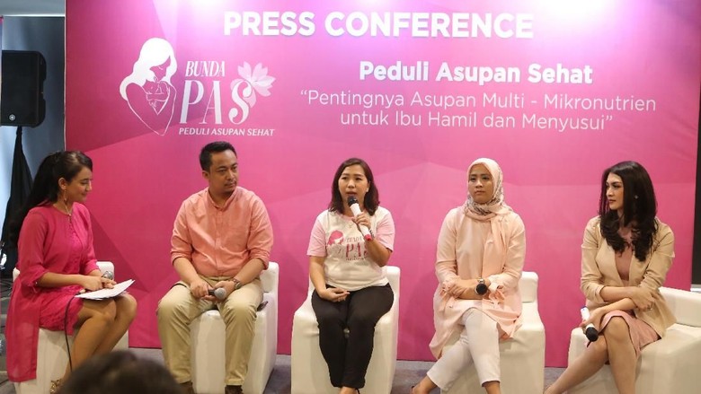 Kiri-Kanan: MC, dr. Edo Raditya, Sp.OG, Dian, dr. Phitra Sekar Dianggra, Sp.GK, Donita / Foto: Dok Kalbe Kiri-Kanan: MC, dr. Edo Raditya, Sp.OG, Dian, dr. Phitra Sekar Dianggra, Sp.GK, Donita / Foto: Dok Kalbe