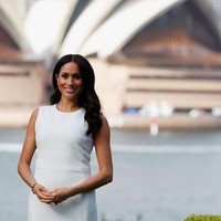 Pangeran Harry dan Meghan Markle memulai tur mancanegara mereka di Sydney, Australia. Setibanya di sana, 15 Oktober 2018, mereka sekaligus mengumumkan sedang menantikan kelahiran anak pertama. Usia kandungan Meghan dikabarkan sudah beberapa minggu. (Foto: Chris Jackson/Getty Images)