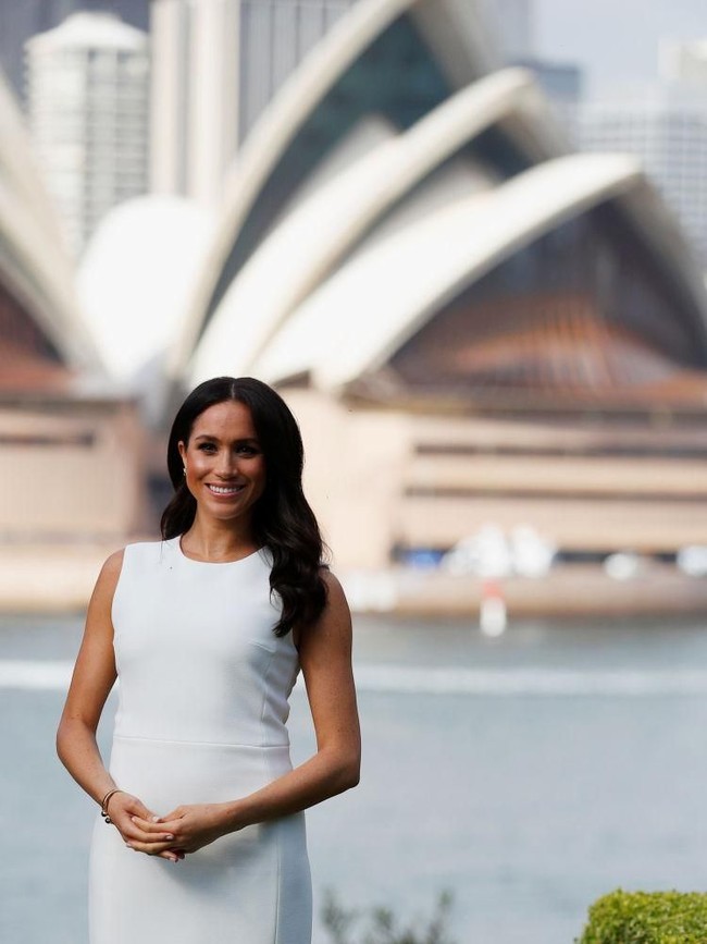 Meghan Markle memulai tur perdananya bersama Pangeran Harry di Australia dengan sebuah pernyataan gaya yang merayakan hidup mendiang ibu mertuanya, Putri Diana. Pilihan gaya tersebut kian menyempurnakan kunjungan yang diawali dengan pengumuman kehamilan anak pertama dari sejoli yang menikah Mei lalu. (Foto: Getty Images)