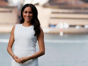 Meghan Markle Pakai Baju Kembar dengan Mantan Cantik Pangeran Harry