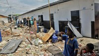 Warga Kampung Akuarium mulai menempati shelter yang dibangun Pemprov DKI Jakarta. Warga menempati shelter sejak Februari 2018 lalu. Saat ini sebanyak 56 shelter sudah dibangun, dari rencana pembangunan berjumlah 107 shelter. Sebanyak 88 KK dengan total kurang lebih 300 warga menempati shelter tersebut. Ke-56 shelter itu terbagi menjadi dua blok. Di Blok A terdapat 32 shelter, 22 di antaranya sudah ditempati warga. Pradita Utama/detikcom.
