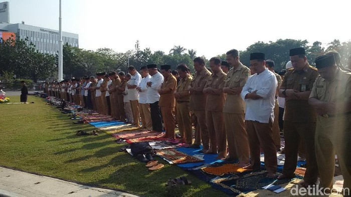 Jawa Barat Kekeringan, Ribuan ASN Gelar Salat Istisqa di Gasibu