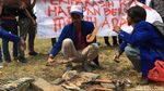 Bupati Bekasi Tersangka KPK, Mahasiswa Bakar Ikan