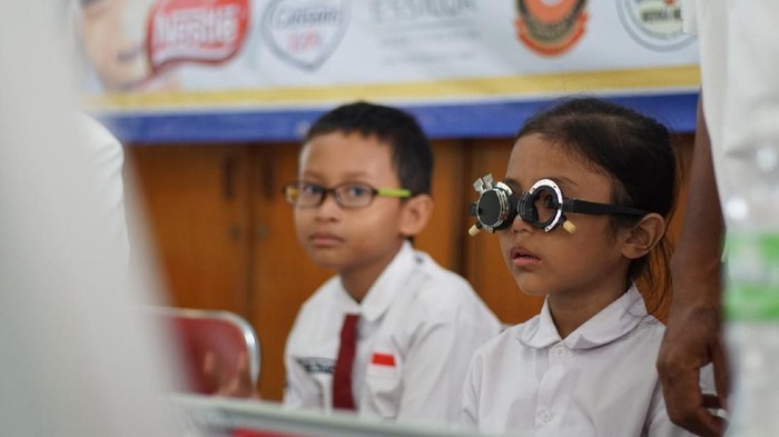 Pemeriksaan mata anak SD di Jakarta.