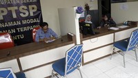 Para tersangka dari jajaran Pemkab Bekasi diduga menerima Rp 7 miliar sebagai bagian dari fee fase pertama yang bernilai total Rp 13 miliar. 