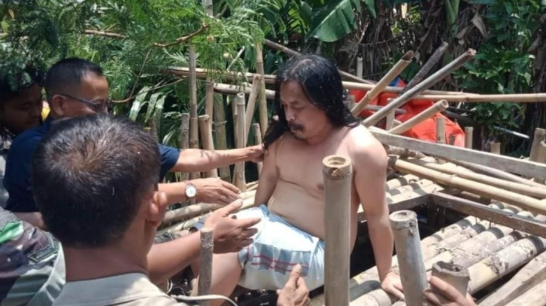 Akhir Derita Dirman yang 5 Tahun Dikurung Kandang Bambu Akhir Derita Dirman yang 5 Tahun Dikurung Kandang Bambu