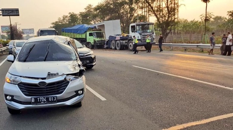 Tabrakan Truk  Muatan  Tanah vs Mobil  di Tol Cengkareng 