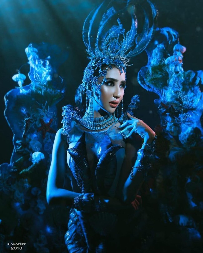 G.Liem sang desainer mengungkapkan alasan memilih tema Lombok untuk kostum nasional. Menurutnya keberangkatan Nadia ke Miss Grand International 2018 bisa menjadi ajang untuk mempromosikan Lombok yang baru saja tertimpa bencana dan memperlihatkan betapa indahnya pesona bawah lautnya. Foto: Dok. Rio Motret