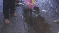Penyebabnya karena pergeseran tanah. Jadi sore harinya hujan deras kemudian di sebelahnya ada bekas galian pengerukan, kata Kepala Dinas Bina Marga dan Sumber Daya Air Kabupaten Tangerang Slamet Budi (Dok. Bina Marga Kabupaten Tangerang)