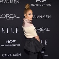 Jennifer Lopez dikenal sebagai diva. Bukan hanya diva di atas panggung, tapi juga belakang panggung. Dilansir Huffington Post, J.Lo dikabarkan tidak membolehkan staf yang bekerja di rumah barunya untuk memandangnya. Dia juga mewajibkan asisten agar selalu bisa dihubungi 24/7, menggantikan popok anak yang saat itu masih bayi, bahkan memasak saat chef pribadinya sedang pergi. (Foto: Getty Images)