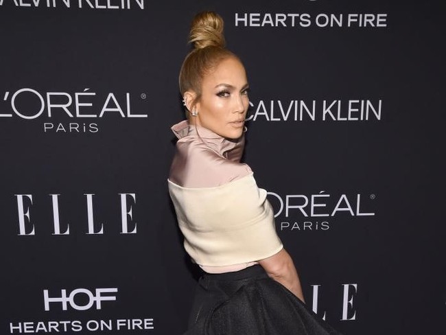 Jennifer Lopez dikenal sebagai diva. Bukan hanya diva di atas panggung, tapi juga belakang panggung. Dilansir Huffington Post, J.Lo dikabarkan tidak membolehkan staf yang bekerja di rumah barunya untuk memandangnya. Dia juga mewajibkan asisten agar selalu bisa dihubungi 24/7, menggantikan popok anak yang saat itu masih bayi, bahkan memasak saat chef pribadinya sedang pergi. (Foto: Getty Images)
