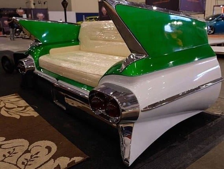 Sofa yang Terbuat dari Buntut Mobil Klasik. Foto: Instagram/@hthreecustomgarage Sofa yang Terbuat dari Buntut Mobil Klasik. Foto: Instagram/@hthreecustomgarage