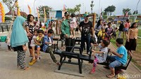 Sebelum diubah menjadi area terbuka hijau (RTH) kawasan Kalijodo merupakan area yang kumuh dengan pandangan yang negatif. Namun, kini area itu telah berubah menjadi area beraktivitas dan berwisata favorit warga Jakarta. Sejumlah fasilitas tersedia di RPTRA Kalijodo, mulai dari area bermain, arena olahraga, area edukasi dan masih banyak lagi.