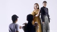 Cita Citata dan Sarwendah berkolaborasi dalam lagu hits Dewi Sandra yakni Ku Akui. Keduanya pun membuat video klip dengan Ruben Onsu sebagai produsernya.  Foto: Palevi S/detikFoto