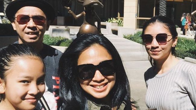 Potret Keseruan Keluarga Feni Rose yang Jarang Terekspos