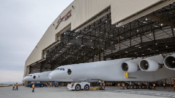 Secara detail spesifikasi, rentang sayap pesawat ini mencapai 117 meter, lebih panjang dari sebuah lapangan sepakbola. Tinggi pesawatnya mencapai 15 meter. Foto: Stratolaunch