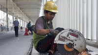 Tampak sejumlah petugas masih melakukan pekerjaan untuk menyelesaikan proyek Skybridge di Tanah Abang tersebut.