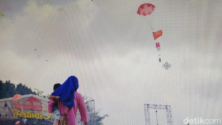 Viral! Bendera Cina dalam Petasan di Acara HUT Kulon Progo Viral! Bendera Cina dalam Petasan di Acara HUT Kulon Progo
