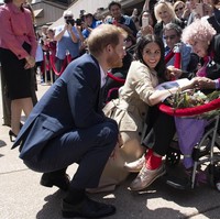 Meghan kembali mengatakan bila ia sangat senang akhirnya bisa bertemu Daphne. Sang nenek kemudian memberi kartu ucapan dengan tulisan tangannya. Kami harap bisa bertemu denganmu lagi ketika kami bersama si kecil, ujar Meghan. Foto: Dok. Getty Images