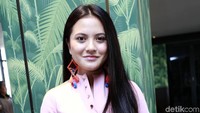 Marsha terlihat seksi dan menawan dengan dress pink ketat yang memperlihatkan lekuk tubuhnya itu. Pool/Palevi S/detikFoto.