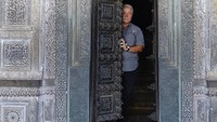 Dalam wawancaranya bersama Daily Mail, dia mengungkapkan bahwa dia suka mengekplorasi budaya dan tradisi. (Charalampos Babis Bizas/Facebook)