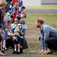 Disaksikan Pangeran Harry, Meghan Markle memeluk murid sekolah saat berinteraksi dengan warga lokal. Sudah cocok yah jadi ibu? Seperti marak diberitakan sebelumnya, Meghan saat ini tengah hamil anak pertamanya bersama Pangeran Harry. Kandungannya sudah memasuki usia 12 minggu. (Foto: Getty Images)