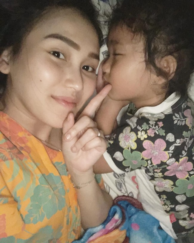 Jika dilihat di halaman Instagramnya, Ayu Ting Ting paling sering mengunggah foto wajah tanpa makeup saat bersama putrinya, Bilqis. Foto ini salah satunya. Meski wajahnya tanpa makeup, alis Ayu tetap terlihat cetar dengan alis yang sudah disulam. Foto: Instagram @ayutingting92