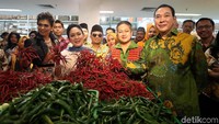 GORO Cibubur menjual berbagai kebutuhan, mulai dari sayur, daging, hingga buah-buahan. Tersedia juga perabotan dapur, mulai dari kompor, piring, gelas, dan peralatan untuk mencuci piring.