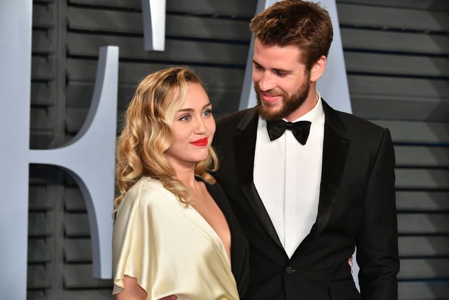 Miley Cyrus dan Liam Hemsworth cinta lokasi saat keduanya bermain dalam film The Last Song pada 2009. Hubungan keduanya putus pada Agustus 2010 dan sejak itu selalu putus-nyambung. Juni 2012, mereka bertunangan lalu putus setahun kemudian, dan sempat hidup terpisah beberapa tahun sebelum akhirnya balikan lagi di 2016. Foto: Getty Images