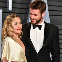 Miley Cyrus dan Liam Hemsworth cinta lokasi saat keduanya bermain dalam film The Last Song pada 2009. Hubungan keduanya putus pada Agustus 2010 dan sejak itu selalu putus-nyambung. Juni 2012, mereka bertunangan lalu putus setahun kemudian, dan sempat hidup terpisah beberapa tahun sebelum akhirnya balikan lagi di 2016. Foto: Getty Images